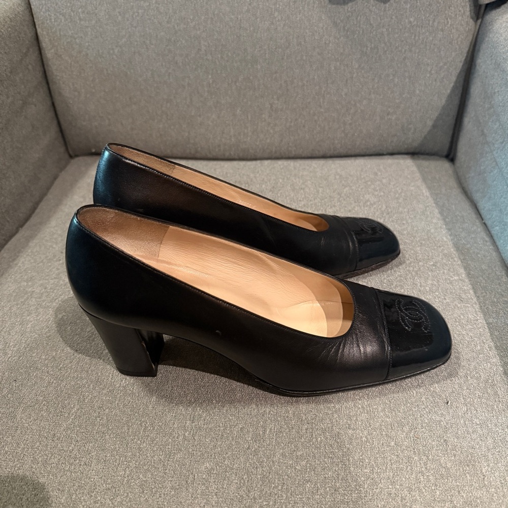 CHANEL Black Heels with CC Logo - Picture 5 of 7